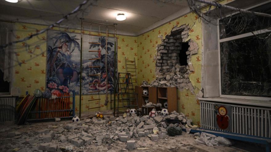 Una escuela afectada por impacto de un proyectil en república autoproclamada de Lugansk, en Donbás, este de Ucrania, 17 de febrero de 2022. (Foto: AFP)