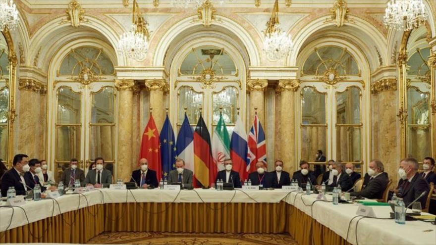 Negociadores esperan el inicio de una reunión de la Comisión Conjunta del acuerdo nuclear en Viena, 29 de noviembre de 2021. (Foto: Reuters)