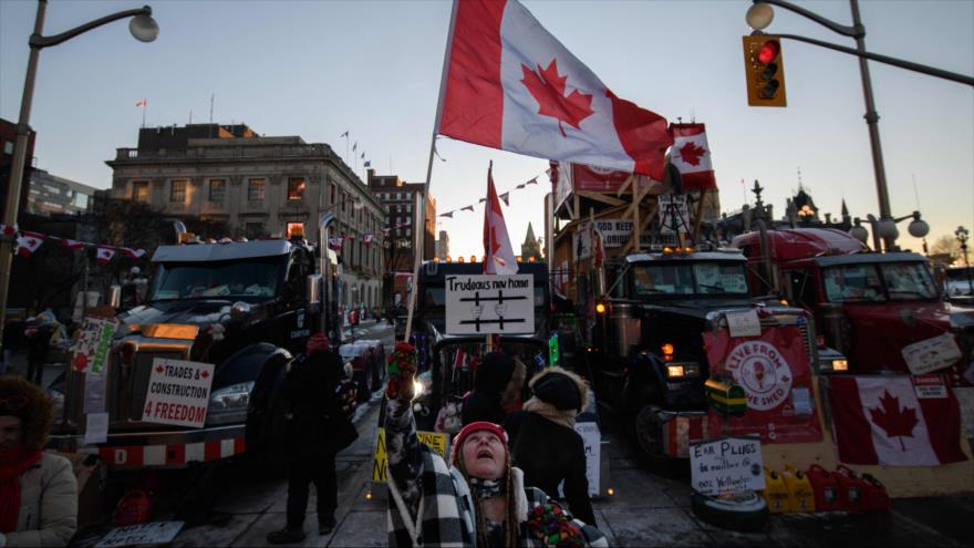Canadienses durante una protesta camionero en Ottawa, Canadá, 15 de febrero de 2022. (Foto: AFP)