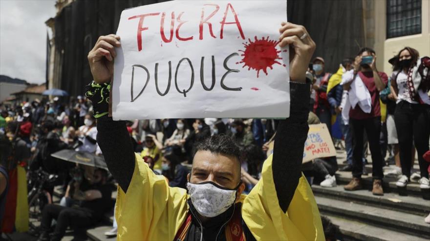 Una protesta en Bogotá, capital de Colombia, contra el presidente colombiano, Iván Duque, 12 de mayo de 2021. (Foto: AP)