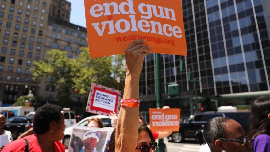 La gente participa en una manifestación en la ciudad de Nueva York contra las armas ilegales y exige el fin de la violencia armada en EE.UU., 12 de agosto de 2019. 