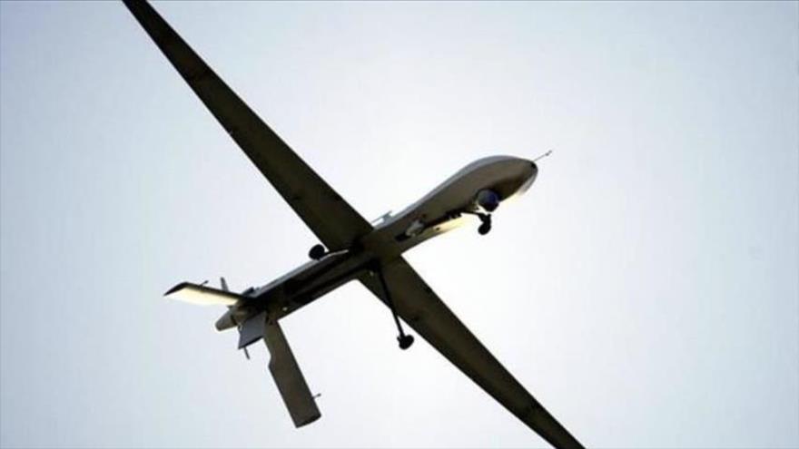 Un avión no tripulado (dron) en pleno vuelo.