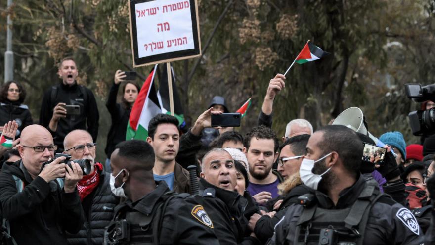 Un policía israelí detiene a un hombre durante una manifestación en el barrio de Sheij Yarrah, en Al-Quds, 31 de diciembre de 2021. (Foto: AFP)