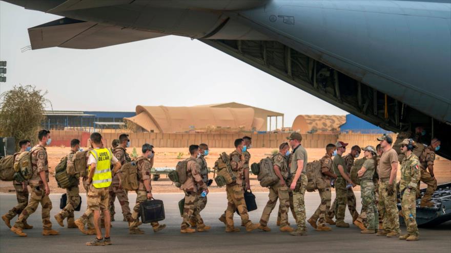 Soldados de la fuerza francesa Barkhane abandonan su base en Gao, Malí, 9 de junio de 2021. (Foto: AP)
