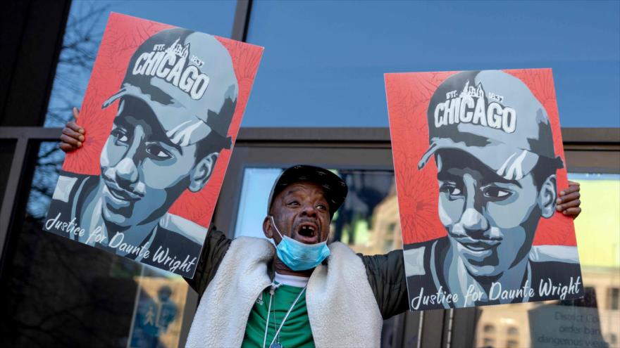 Manifestante sostienes imágenes de Daunte Wright mientras esperan el veredicto de la corte, 23 de diciembre de 2021. (Foto:AFP)
