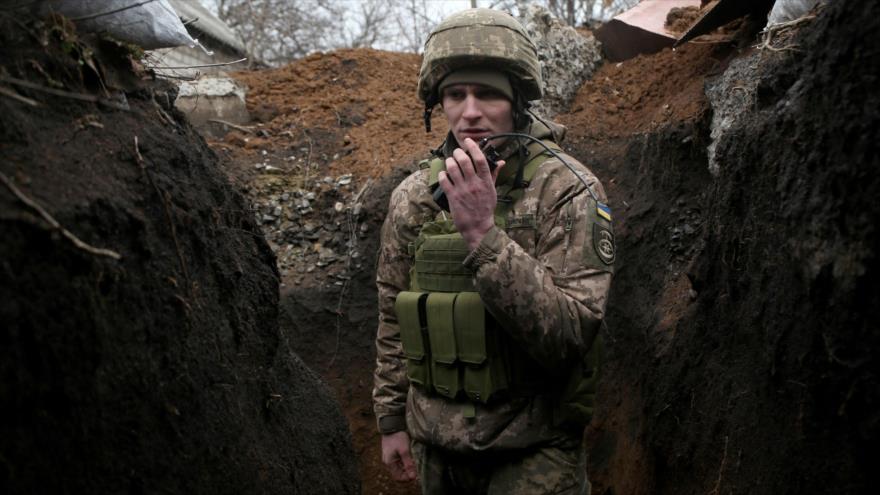 Militar ucraniano mantiene su posición en la línea del conflicto en región de Donetsk, en Donbás, este de Ucrania, 17 de febrero de 2022. (Foto: AFP)