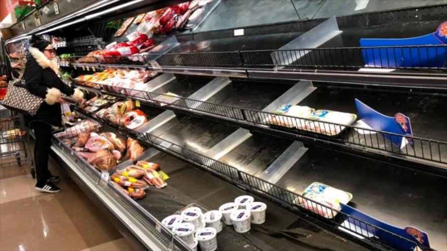 Los estantes de carne vacíos en un supermercado en Saugus, EE.UU., 13 de marzo de 2020. (Foto: AFP)