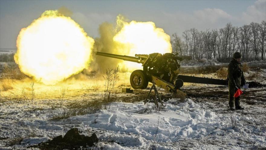 Un miembro del Ejército ruso dispara un obús durante simulacros en la región sur de Rostov, Rusia, 26 de enero de 2022. (Foto: Reuters)