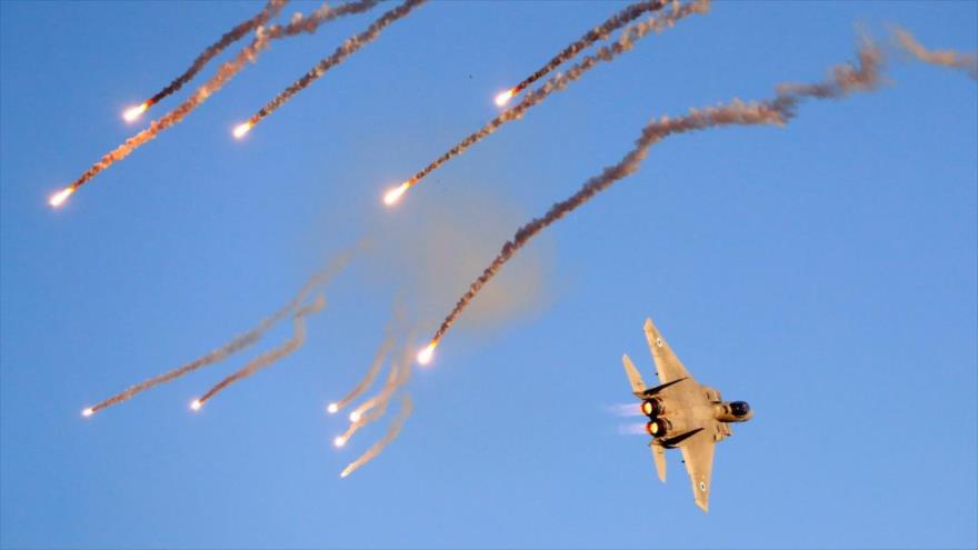 Un caza F-15 israelí lanza bengalas antimisiles durante un espectáculo aéreo cerca de Beer Sheva, 27 de junio de 2019. (Foto: AFP)