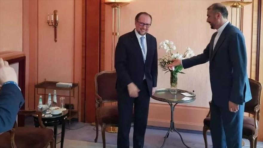 El canciller de Irán, Hosein Amir Abdolahian (dcha.) y su par austriaco, Alexander Schallenberg, en Múnich, Alemania, 19 de febrero de 2022.