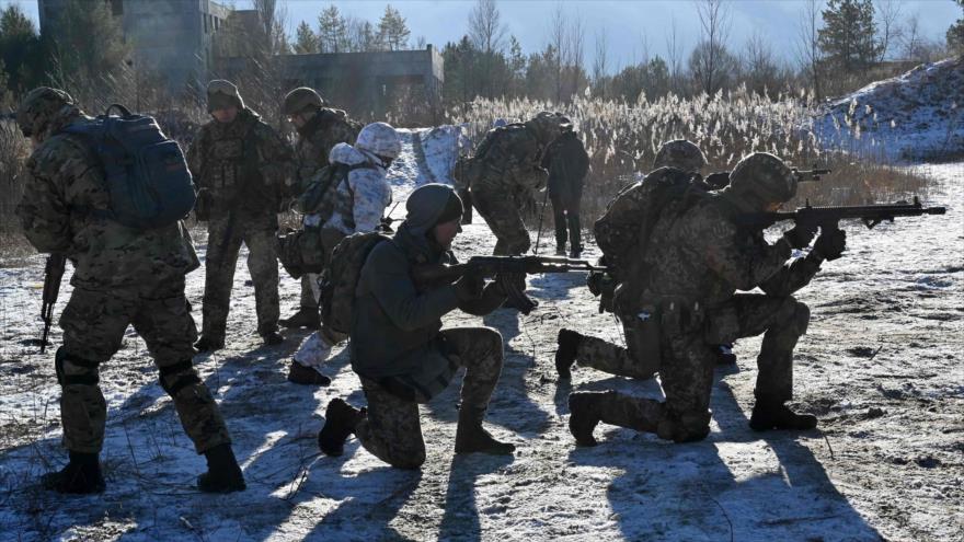 Las Fuerzas de Defensa Territorial de Ucrania participan en un ejercicio militar cerca de Kiev, 25 de diciembre de 2021. (Foto: AFP)