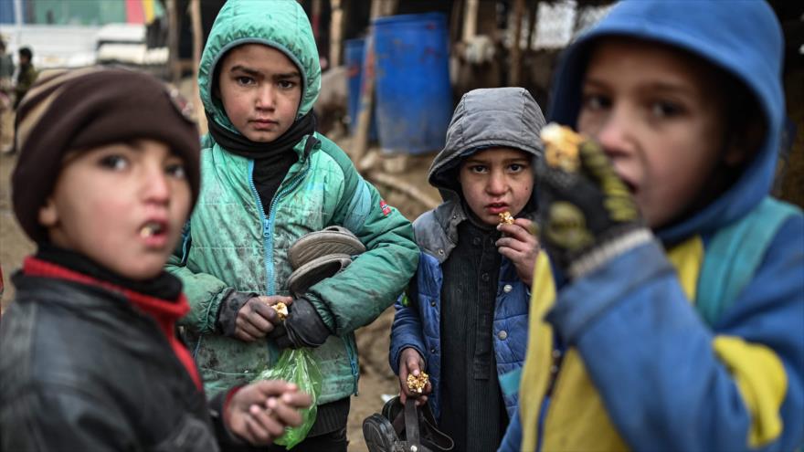 Niños afganos en un mercado en Kabul, 30 de diciembre de 2021. (Foto: AFP)