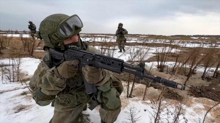 Fuerzas rusas durante ejercicios militares en el campo de entrenamiento de Obuz-Lesnovsky, en Bielorrusia, 19 de febrero de 2022. (Foto: AP)