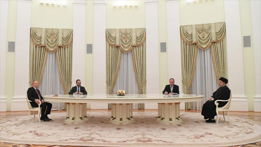 Presidente iraní, Seyed Ebrahim Raisi, (drcha.) y su par ruso, Vladimir Putin, (izq.) se reúnen en Moscú, 19 de enero de 2022. (Foto: president.ir)