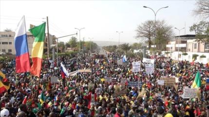 Malienses celebran salida de tropas francesas y queman bandera de UE
