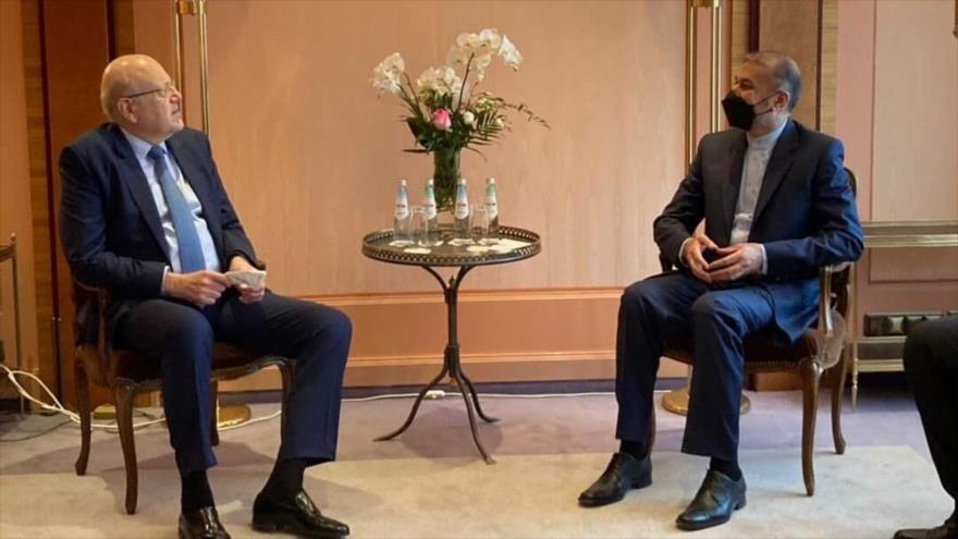 Canciller iraní, Hosein Amir Abdolahian (dcha.), y el premier libanés, Múnich, 20 de febrero de 2022. (Foto: mfa.gov.ir)
