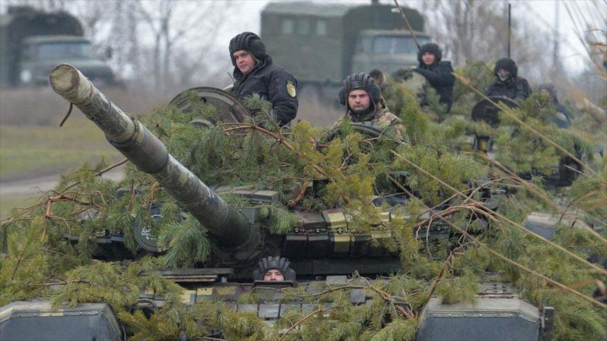Fuerzas armadas ucranianas conducen tanques cerca de Novoaidar en la región de Lugansk, Ucrania, 14 de diciembre de 2021. (Reuters)