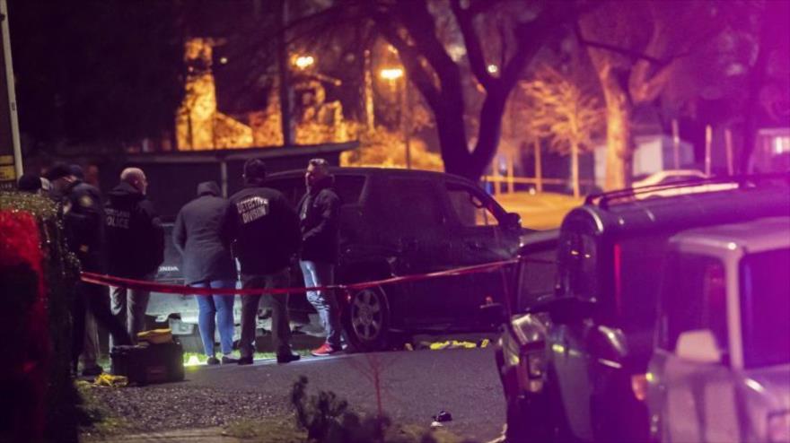 Agentes de policía observan escena del crimen, donde una mujer fue asesinada a tiros, en un parque en Portland, Oregón, EE.UU., 19 de febrero de 2022. (Foto: AFP)