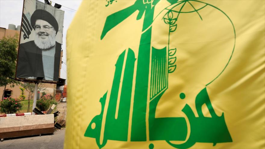 Bandera de Hezbolá y un cartel que representa al líder del movimiento libanés, Seyed Hasan Nasralá, en una calle en El Líbano, 7 de julio de 2020. (Foto: Reuters)