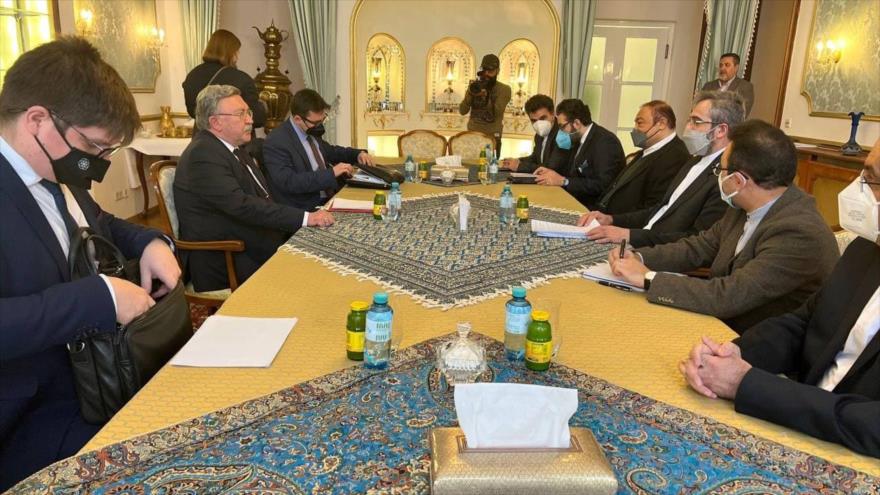 Representantes de Irán y Rusia en una reunión en Viena (Austria), 19 de febrero de 2022. (Foto: mfa.gov.ir)