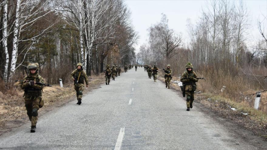 Fuerzas Armadas de Ucrania en un lugar desconocido en Ucrania realizan ejercicios militares, 21 de febrero de 2022. (Foto:AFP)