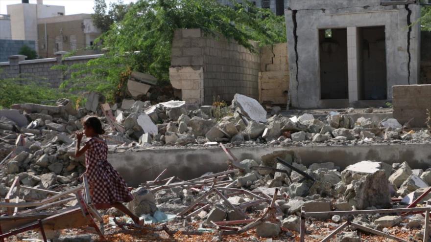 Una niña yemení camina entre los escombros de un edificio destruido en un ataque aéreo de la llamada coalición, liderada por Arabia Saudí.