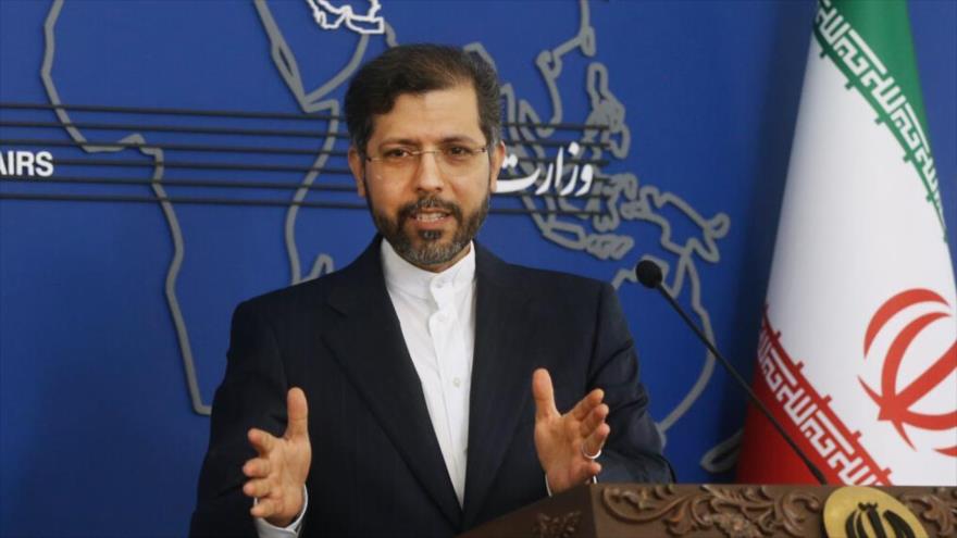 El portavoz de la Cancillería de Irán, Said Jatibzade, en una rueda de prensa, Teherán, 21 de febrero de 2022. (Foto: IRNA)