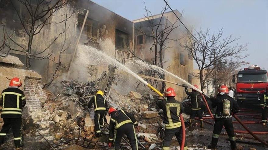 Los bomberos están apagando un incendio provocado por estrellarse un avión de combate iraní en la ciudad de Tabriz, 21 de noviembre de 2022. (Foto: Tasnim)