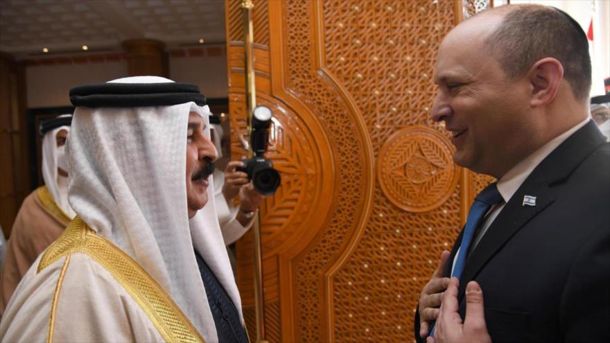 El premier israelí, Naftali Bennett, y el rey de Baréin, Hamad bin Isa Al Jalifa (izda.), durante su visita a Manama, capital bareiní, 15 de febrero de 2022.