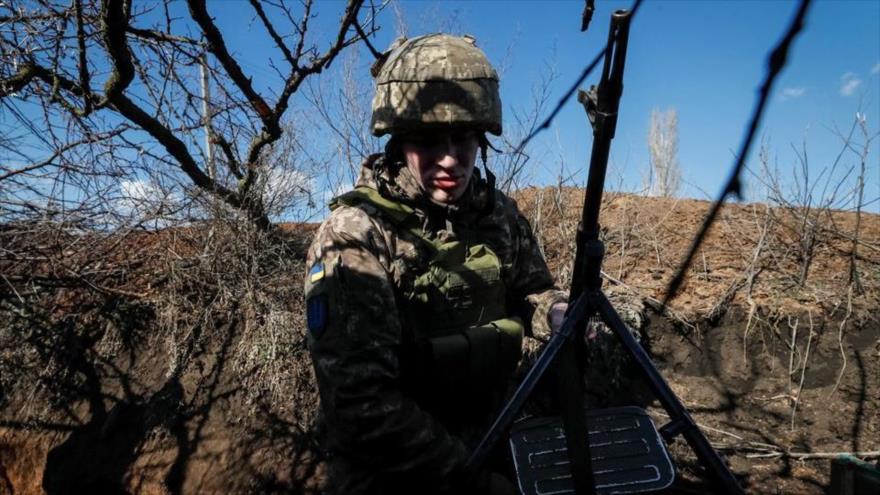 Un soldado ucraniano cerca del pueblo de Travneve en la región de Donestsk, 21 de febrero de 2022. (Foto: Reuters)