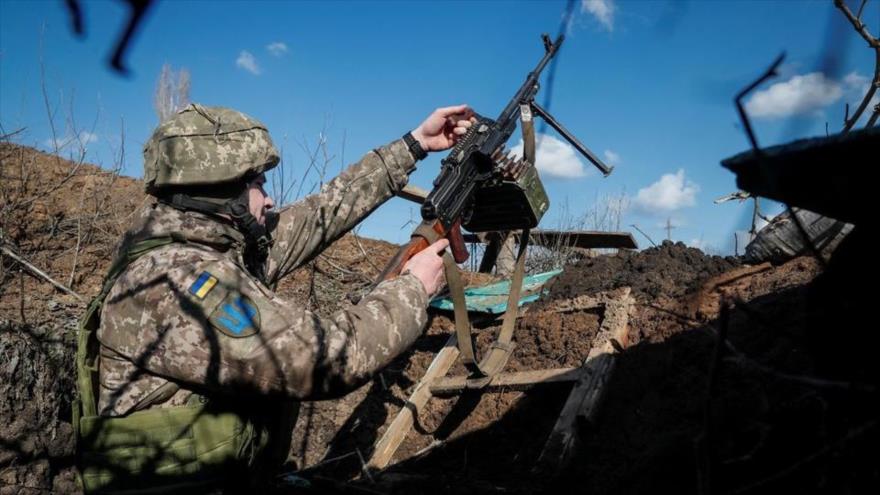 Un soldado ucraniano desplegado cerca del pueblo de Travneve en la región de Donetsk en Ucrania, 21 de febrero de 2022. (Foto: Reuters)