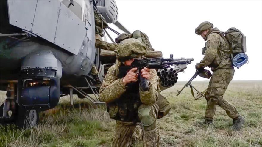 Soldados rusos en una maniobra militar en Crimea, 22 de abril de 2021. (Foto: AP)