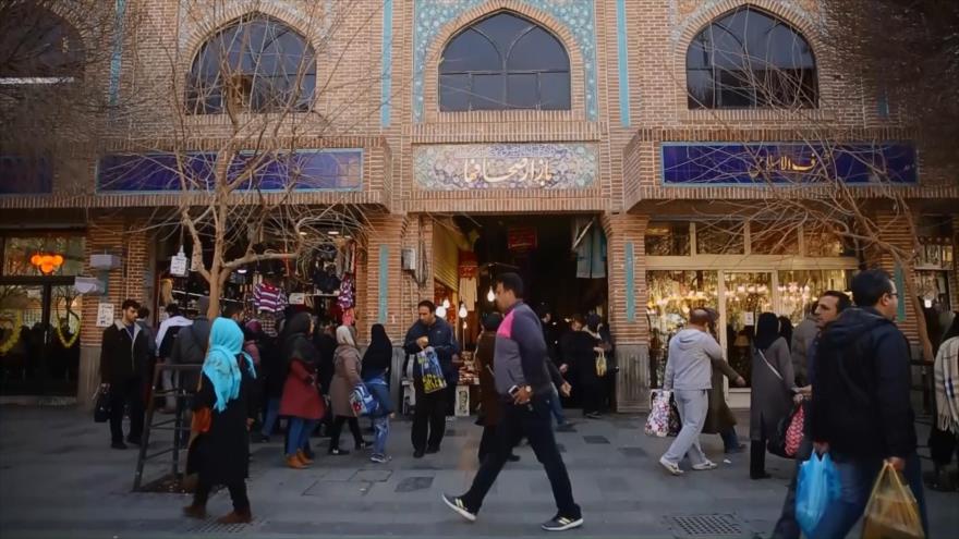 La iluminación de la ciudad de Teherán, erudita iraní; Sudabe Davaran, productos artesanales en Birjand, Bazar de Teherán | Irán