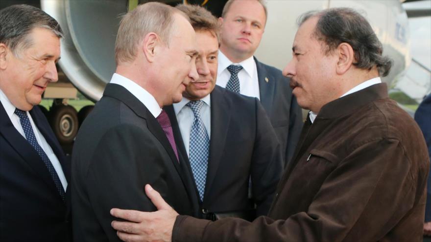 El presidente de Rusia, Vladimir Putin (izda.), recibido por su par nicaragüense Daniel Ortega, en el aeropuerto de Managua, julio de 2014.