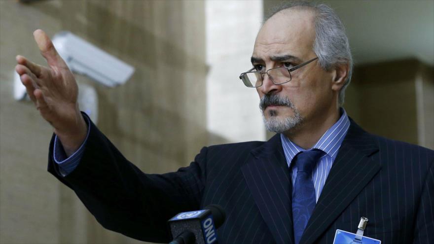 El viceministro de Exteriores y Expatriados de Siria, Bashar al-Yafari, habla con la prensa.
