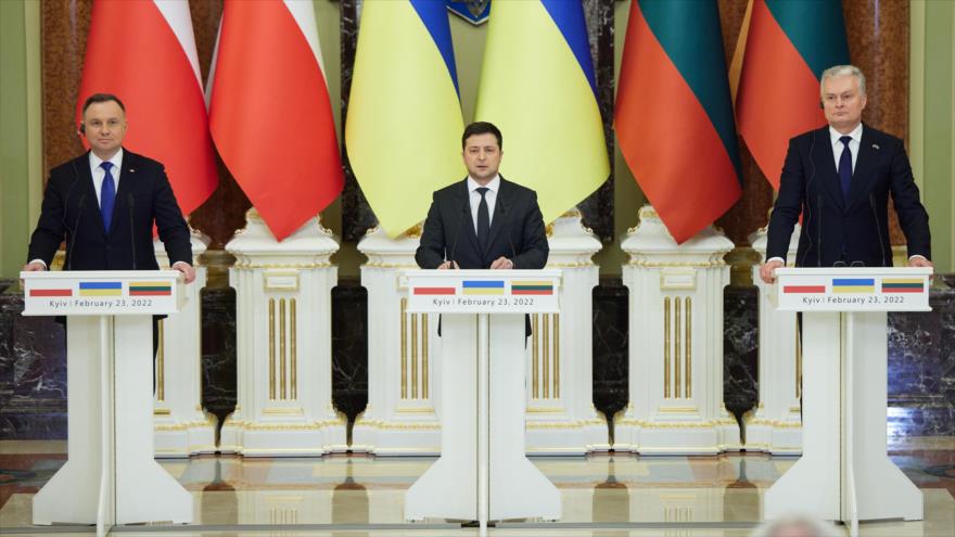 Presidente ucraniano, Volodímir Zelenski (centro), en una conferencia de prensa conjunta con sus pares polaco y lituano, Kiev, 23 de febrero de 2022.