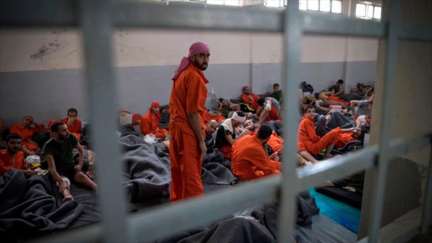 Hombres afiliados al grupo terrorista Daesh en una prisión en la ciudad de Al-Hasaka, en el noreste de Siria, 26 de octubre de 2019.