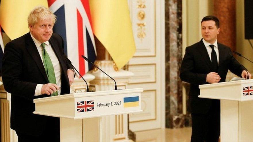 Premier británico, Boris Johnson, (izq.) y presidente de Ucrania, Volodímir Zelenski, 1 de febrero de 2022.