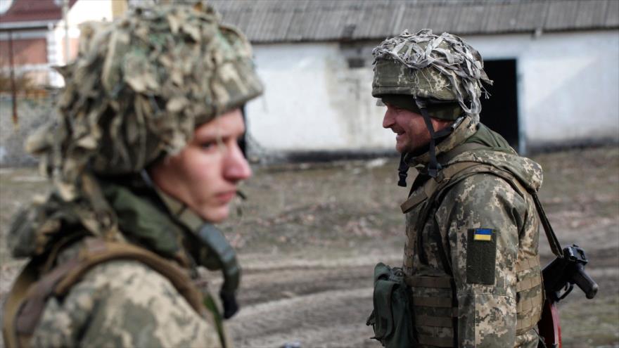 Militares ucranianos en línea de enfrentamiento con independistas cerca de la ciudad de Lugansk, este de Ucrania, 23 de febrero de 2022. (Foto: AFP)