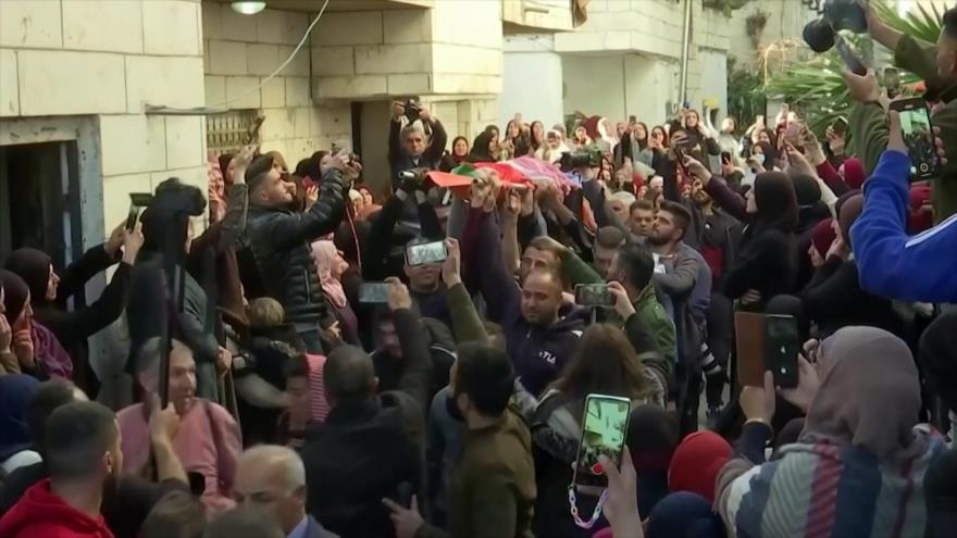 Palestinos participan en funeral de niño asesinado por Israel