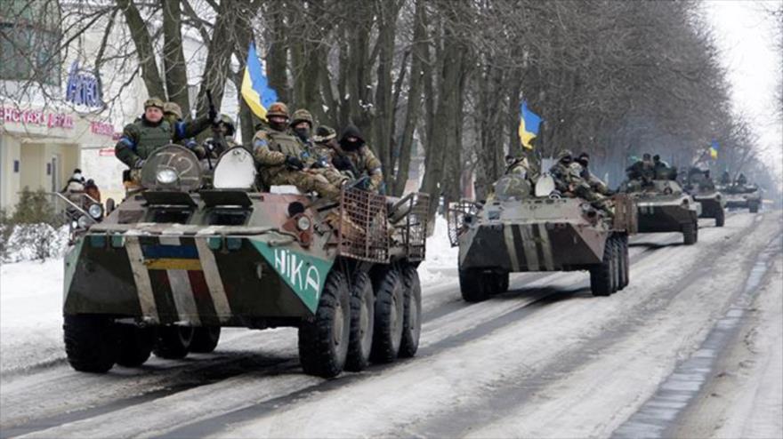 Los miembros de las fuerzas armadas ucranianas conducen vehículos blindados en la ciudad de Volnovaja, en el este de Ucrania. (Foto: Reuters)