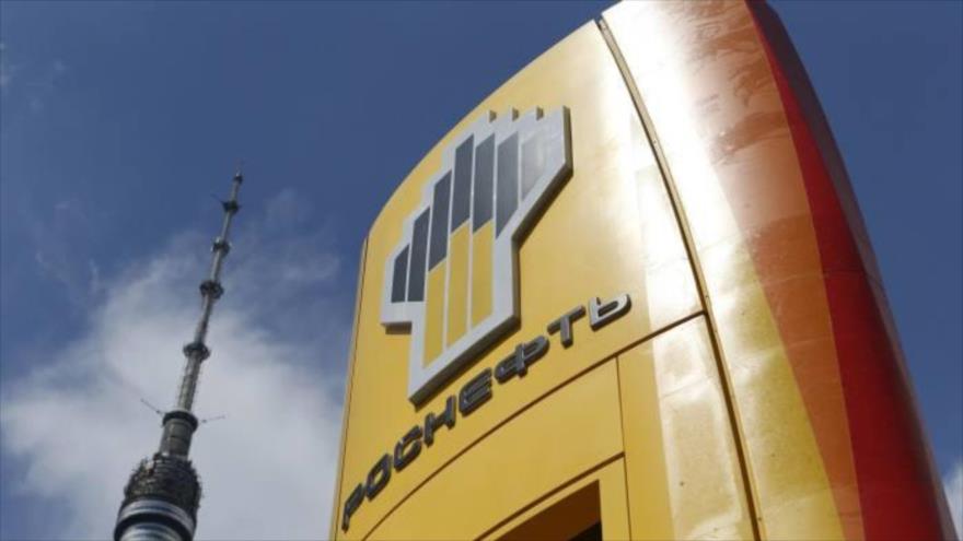 El logotipo de la compañía petrolera Rosneft de Rusia, en las afueras de la ciudad de Nefteyugansk, en Rusia. (Foto: Reuters)