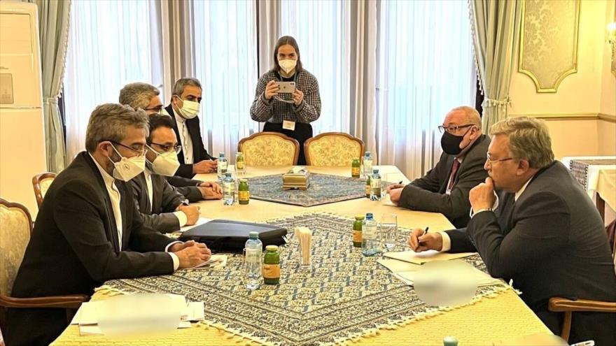 El jefe negociador iraní en las negociaciones de Viena (Austria), Ali Baqeri Kani (izda.), y su par ruso en una reunión bilateral, 19 de febrero de 2022.