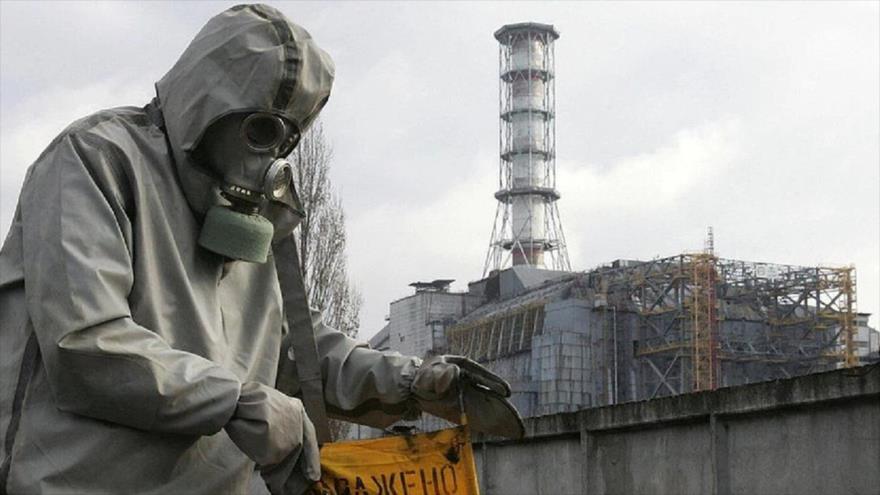 Un empleado de la central nuclear de Chernóbil en Ucrania.