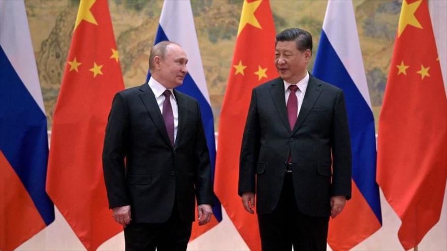 Presidente ruso, Vladimir Putin, (izda) en una reunión con el presidente chino, Xi Jinping, en Pekín, China, 4 de febrero de 2022. (Foto: Reuters) 