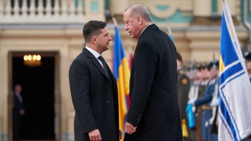 Presidente ucraniano, Volodimir Zelenski (izda.), y su par truco, Recep Tayyip Erdogan, Kiev, 3 de febrero de 2020. (Foto: AFP)