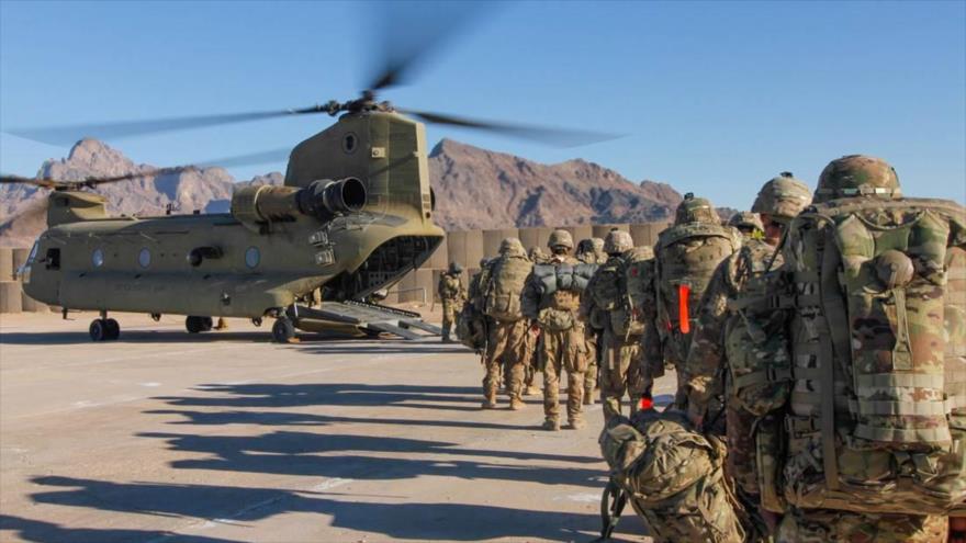 Soldados estadounidenses suben a un helicóptero en Afganistán.