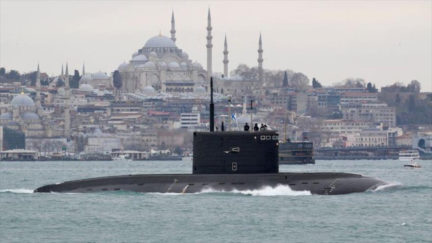 Submarino ruso navega hacia el Mar Negro, en Estambul, Turquía, 13 de febrero de 2022. (Reuters)