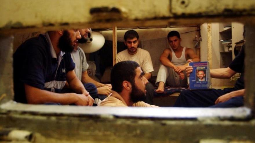 Prisioneros palestinos sentados en una celda de prisión en Ashkelon, en el sur de los territorios ocupados palestinos. (Foto: Reuters)