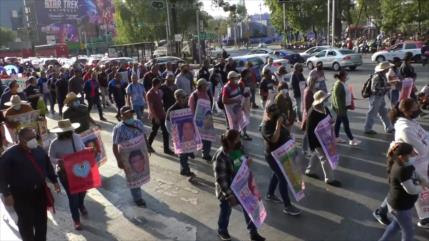 Padres de los 43 de Ayotzinapa exigen respuestas en México
